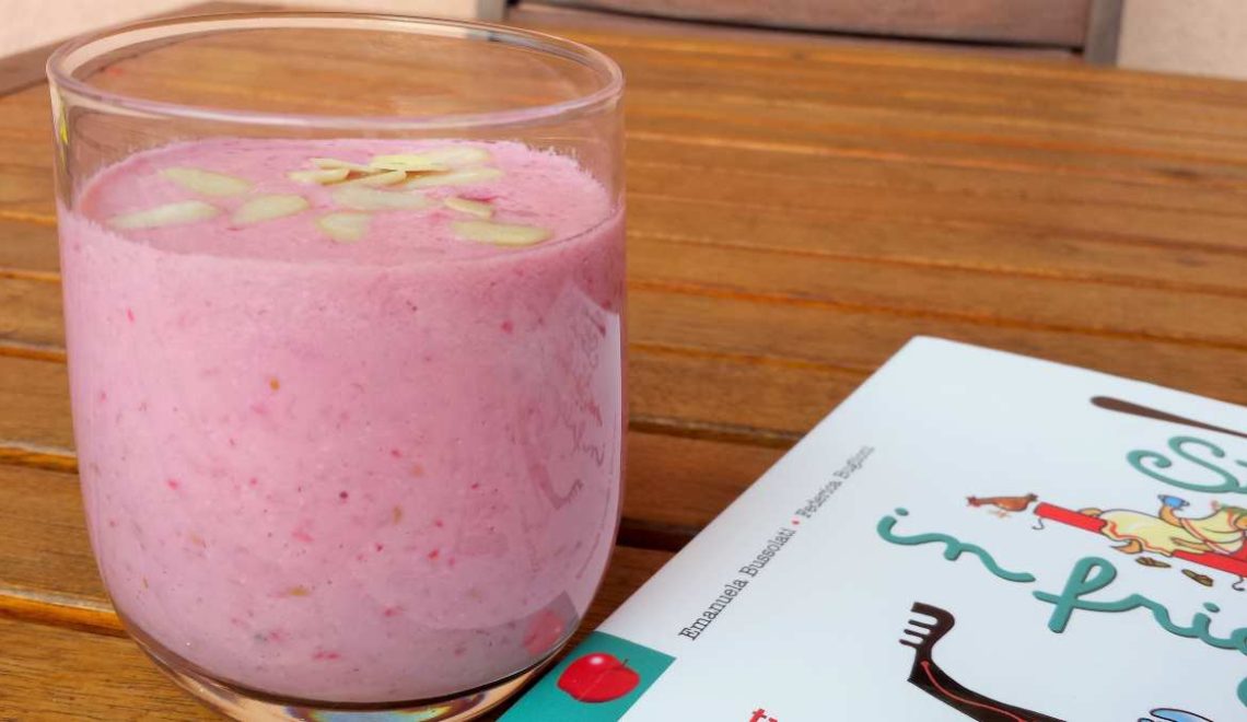 Storie in frigorifero e smoothie di lamponi e latte di mandorla