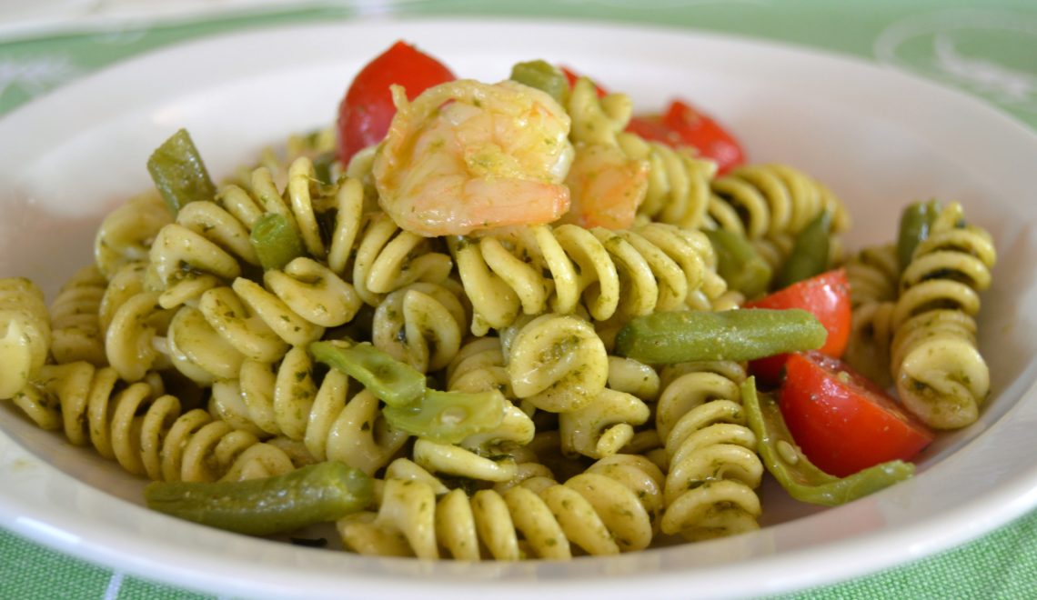 Pasta fredda al pesto di basilico con fagiolini e gamberi | Quaderni Golosi