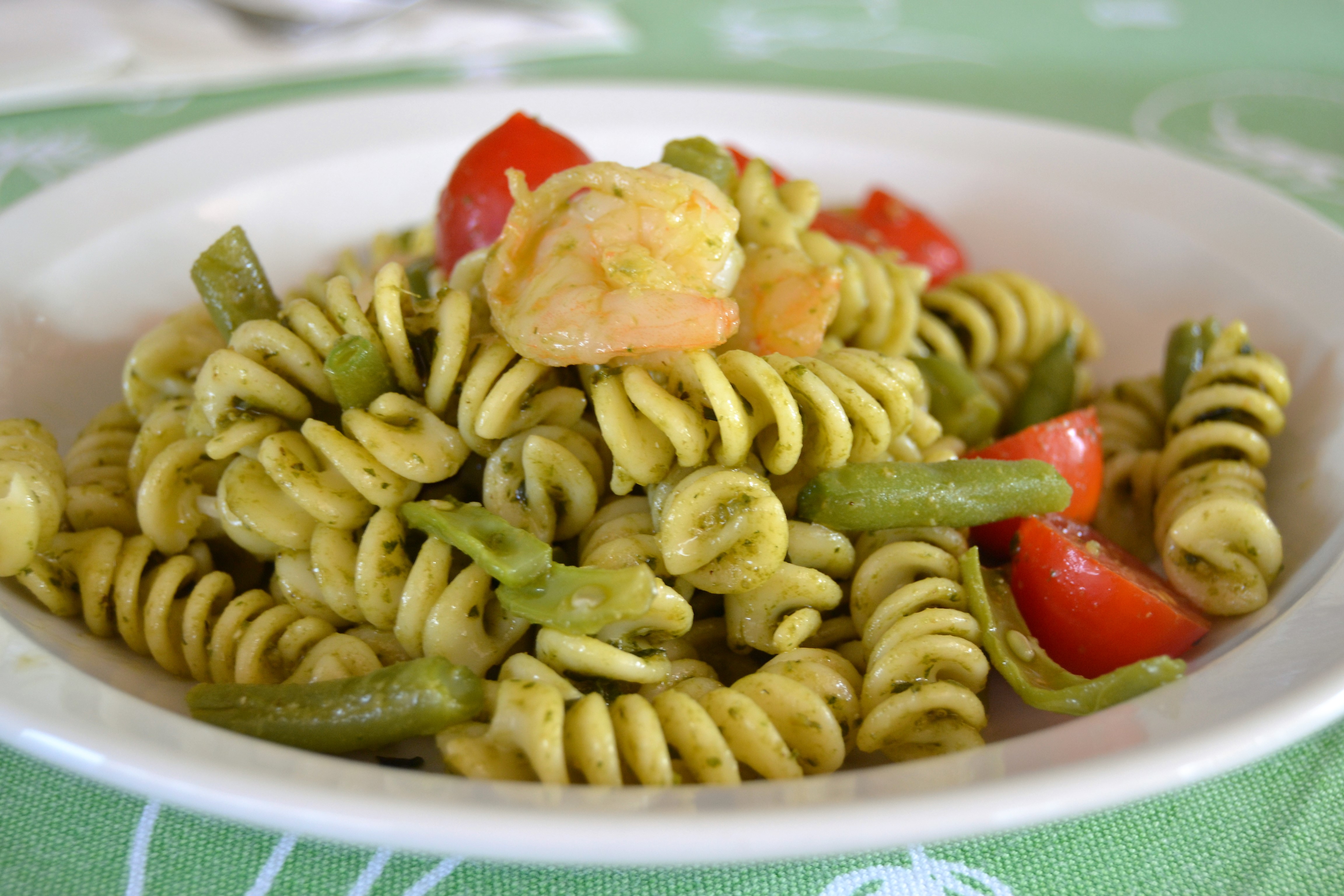 Pasta fredda al pesto di basilico con fagiolini e gamberi Quaderni Golosi Pasta fredda al pesto di basilico con fagiolini e gamberi Quaderni Golosi