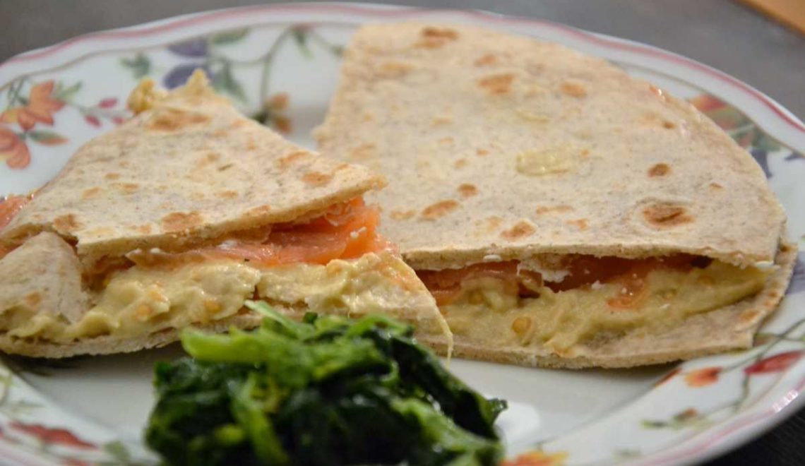 Piadina di farro con crema di melanzane e salmone