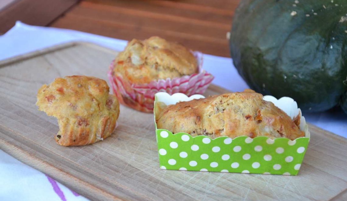 Muffin con pomodori secchi, wurstel al prosciutto cotto e scamorza