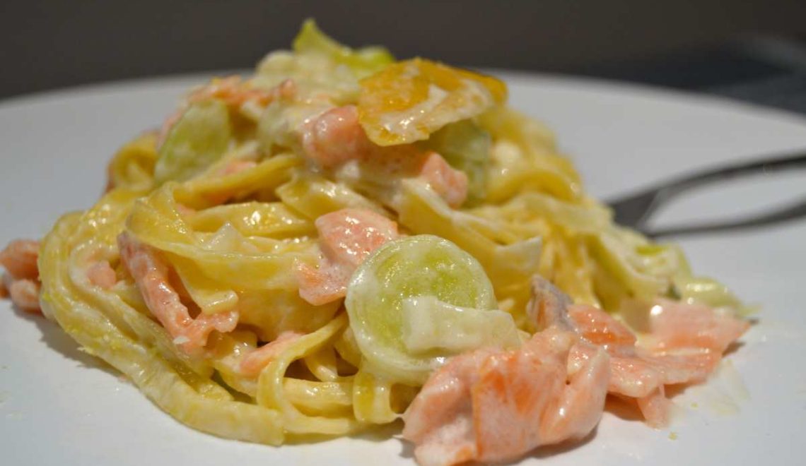 Tagliolini al salmone con porri e scorza di limone