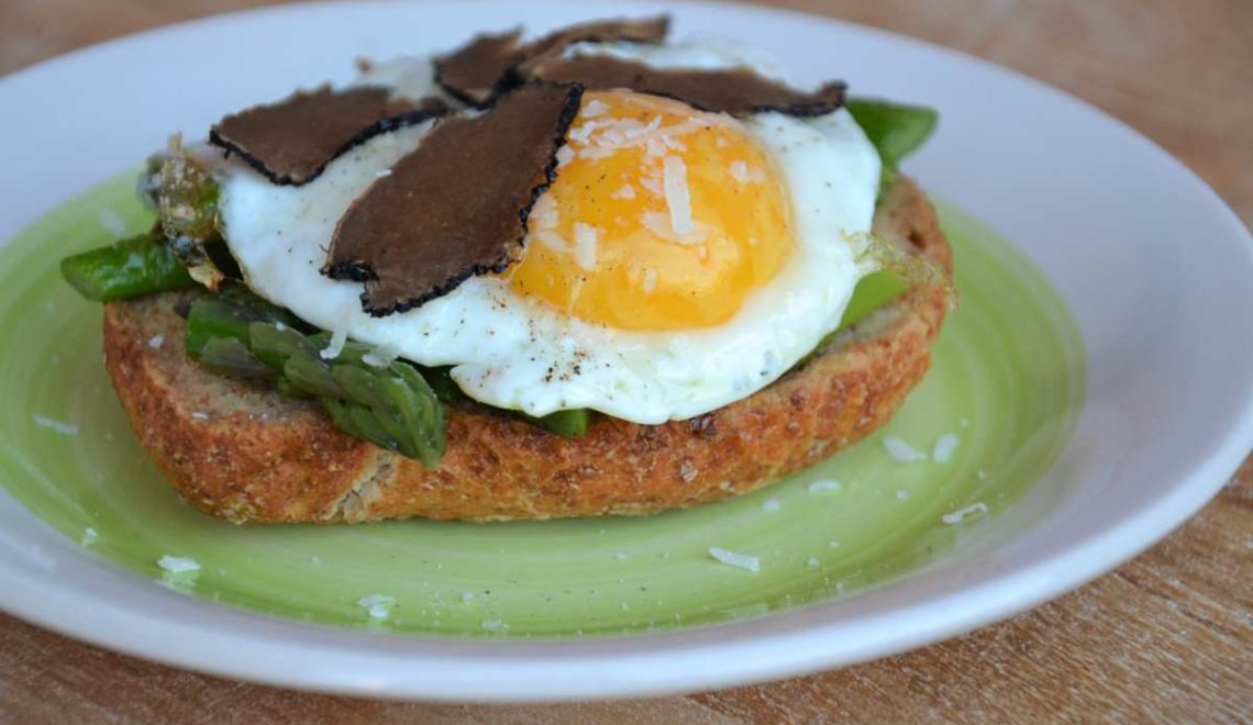 Crostone con asparagi, uova e tartufo nero