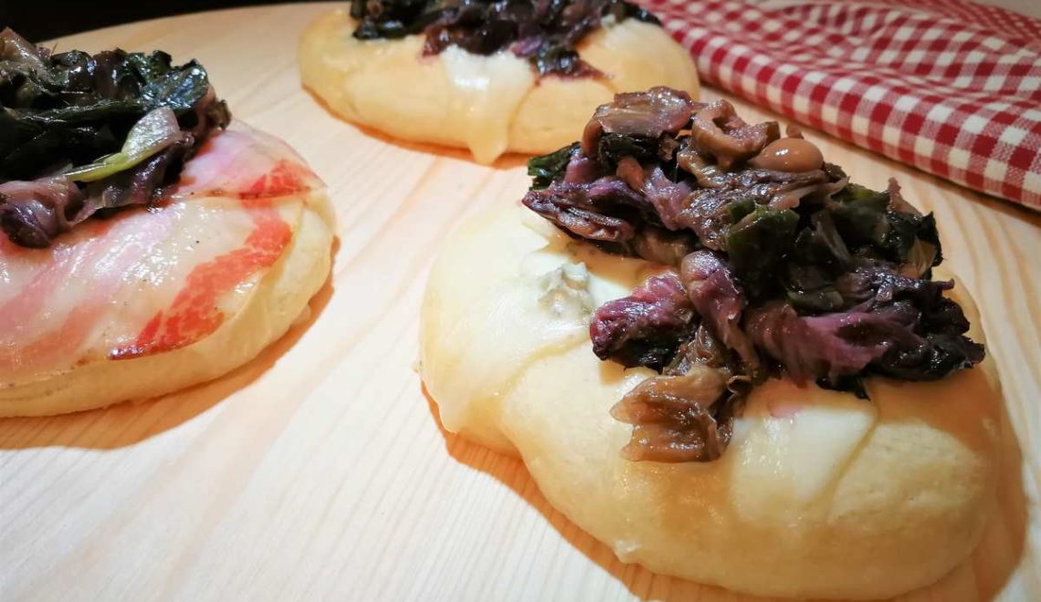 Focaccia con gorgonzola e radicchio saltato