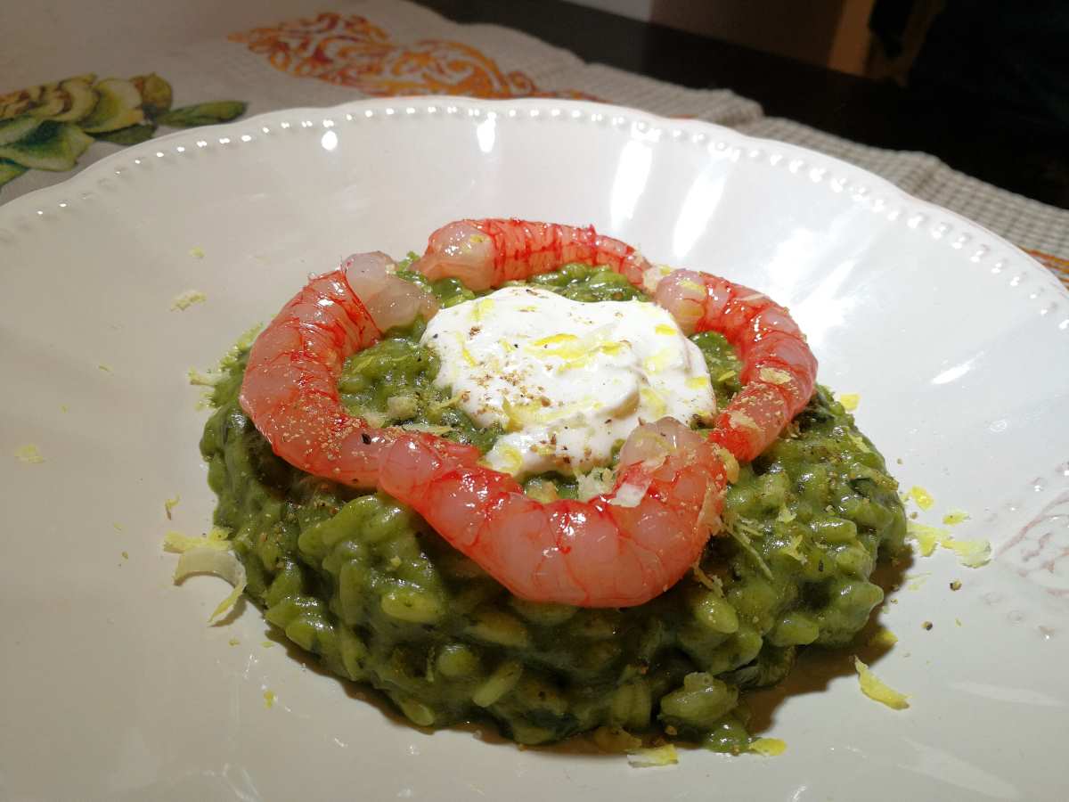 Risotto con crema di broccolo, stracciatella e gamberi rossi di Mazara