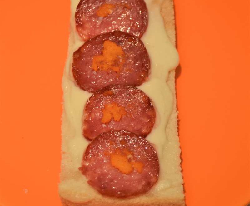 Bruschetta con salame, stracchino e buccia di arancia