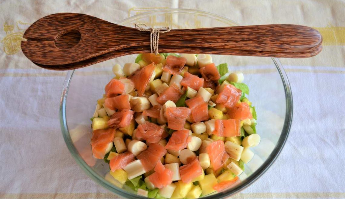 Insalata di ananas, cuori di palma e salmone