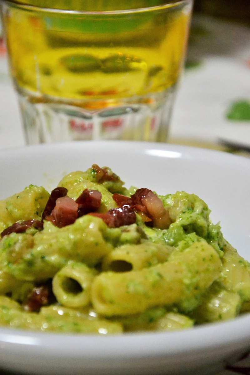 Pasta con crema di broccoli e pancetta croccante