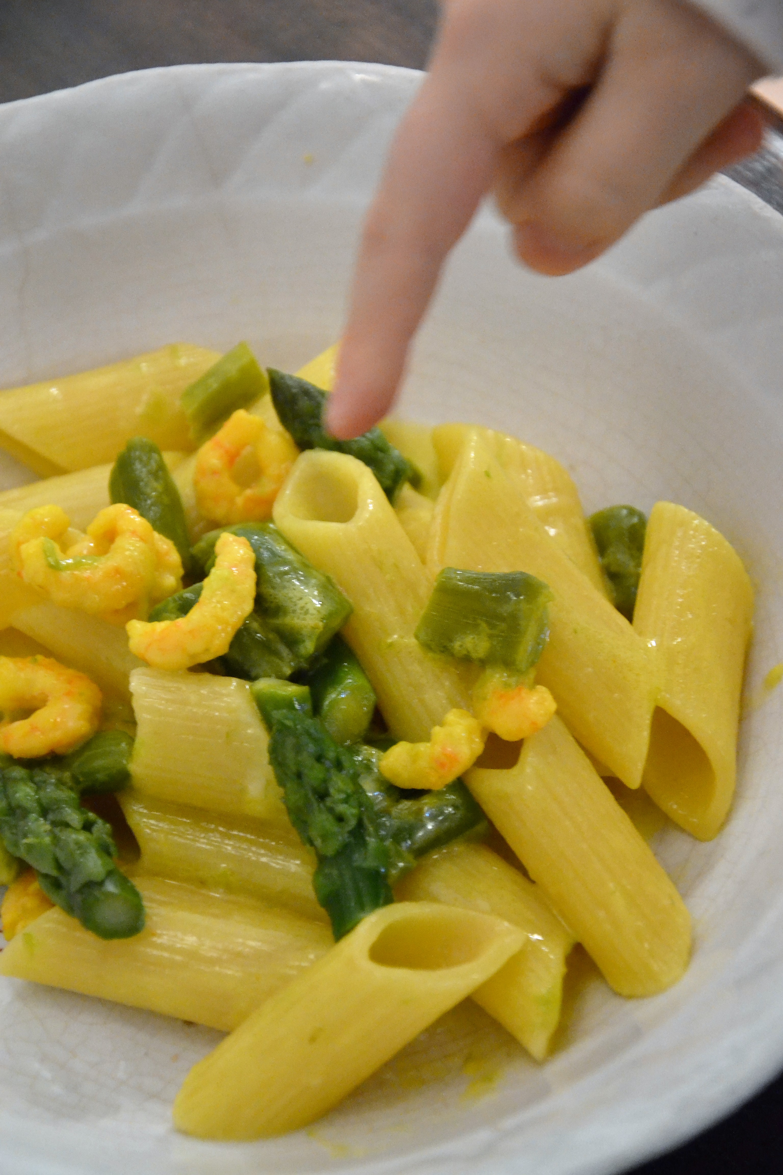 Pasta asparagi, gamberetti e zafferano