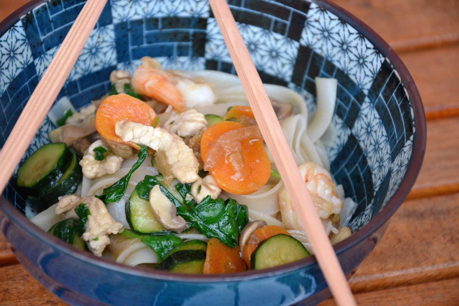 Tagliatelle di riso con verdure primaverili croccanti