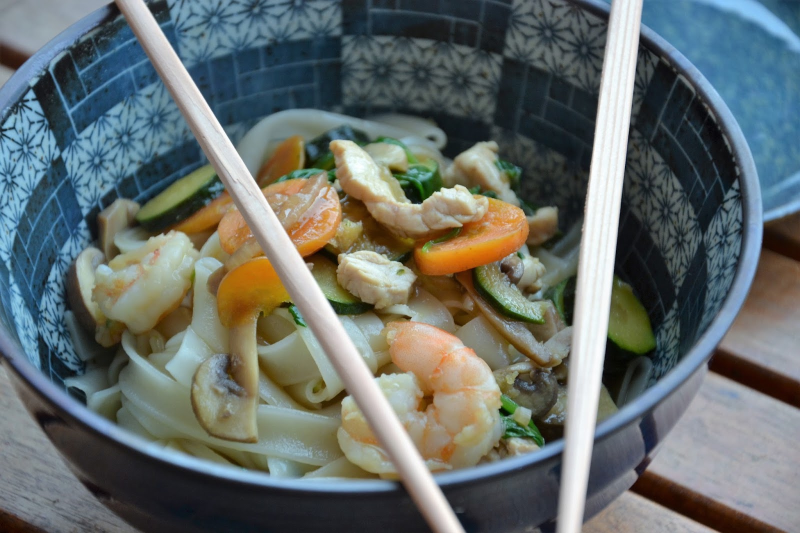 Tagliatelle di riso con verdure primaverili croccanti