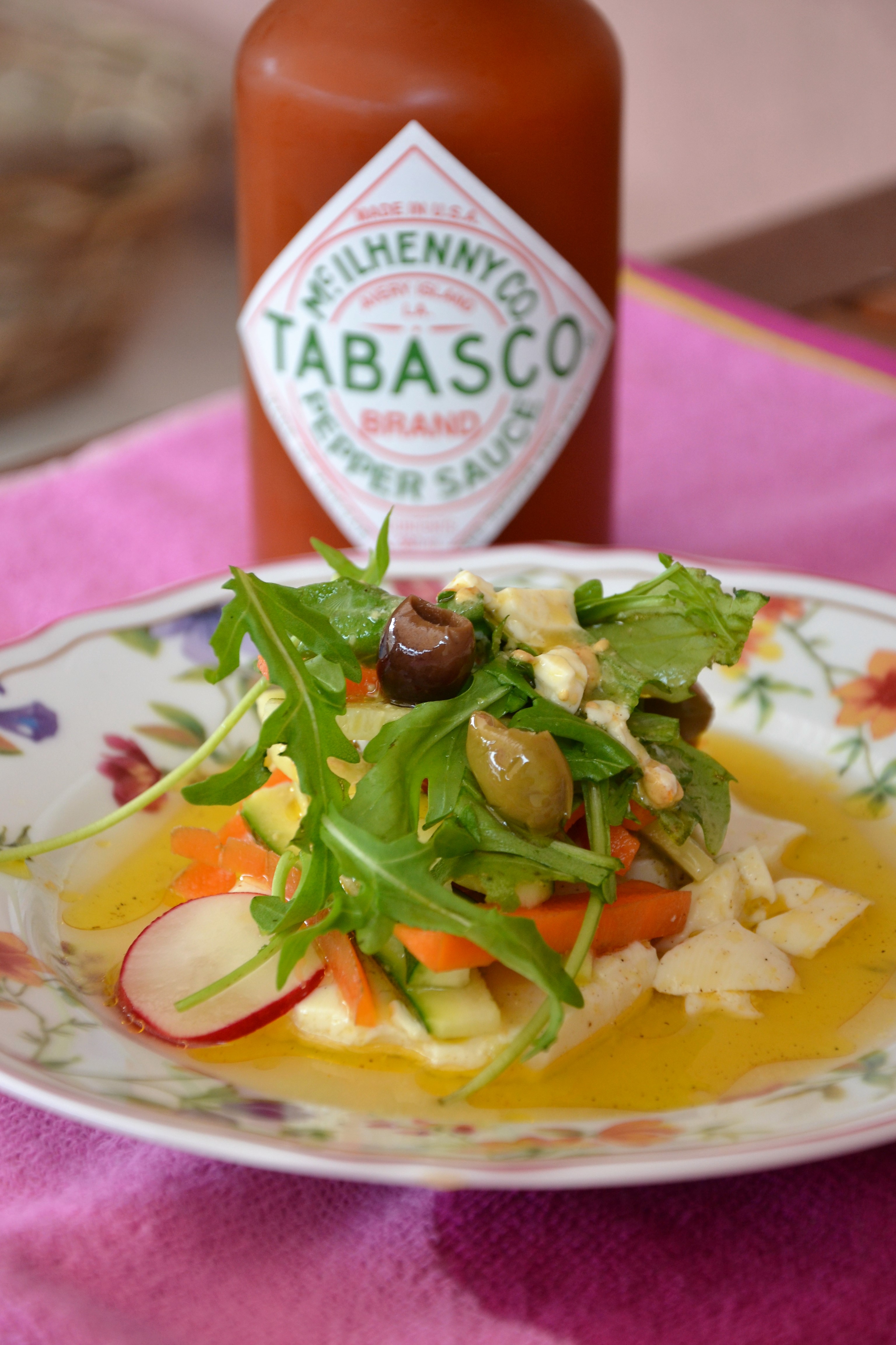 Insalata di tofu marinato al Tabasco® con verdure e rughetta