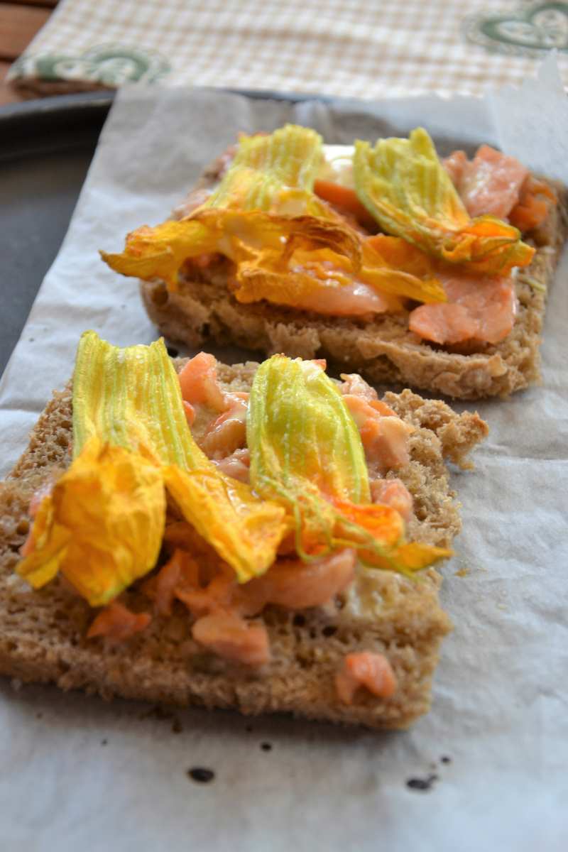 Crostoni con fiori di zucca, salmone e scamorza