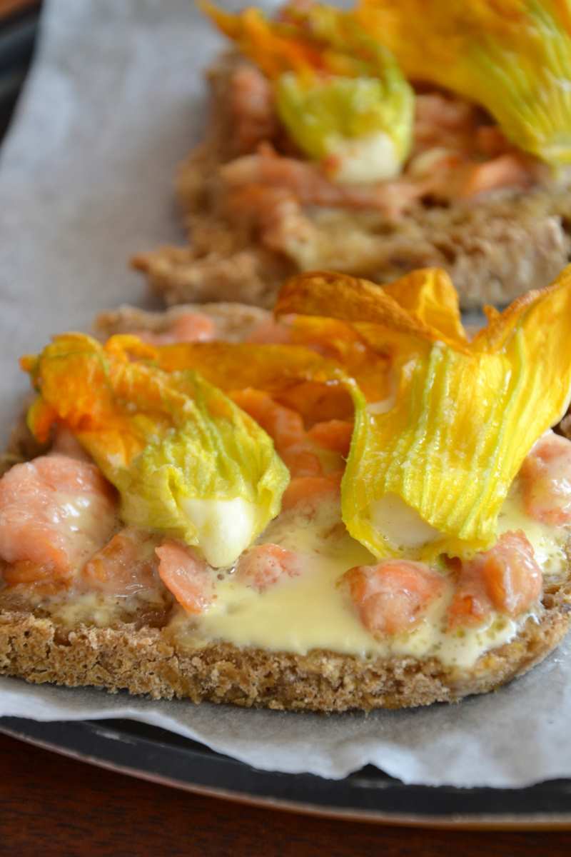 Crostoni con fiori di zucca, salmone e scamorza