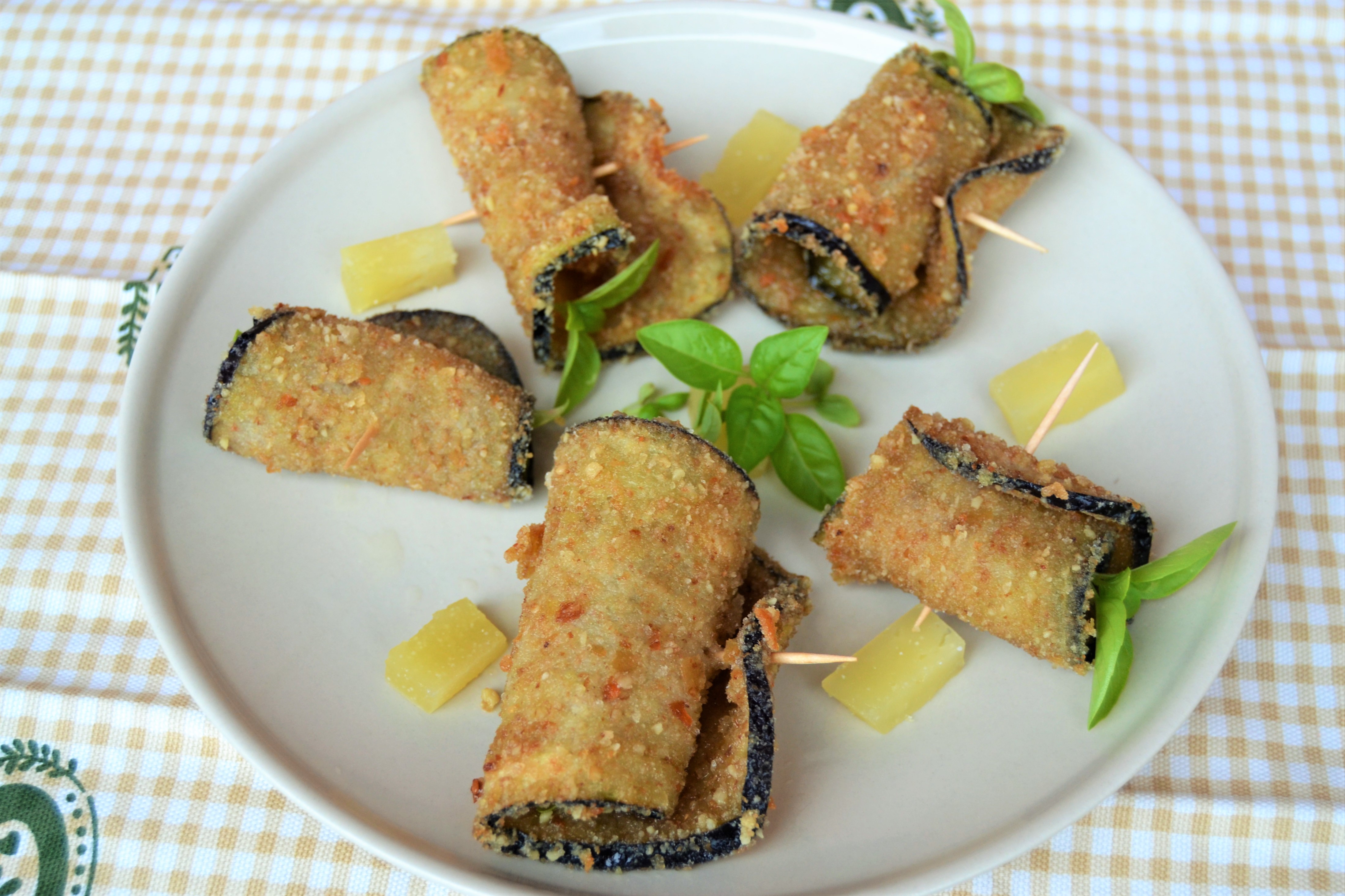 Involtini di melanzane con ripieno di pecorino