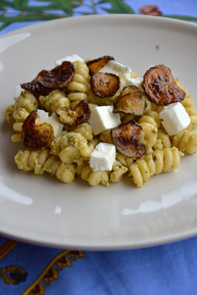 Pasta con pesto di zucchine, feta e mandorle