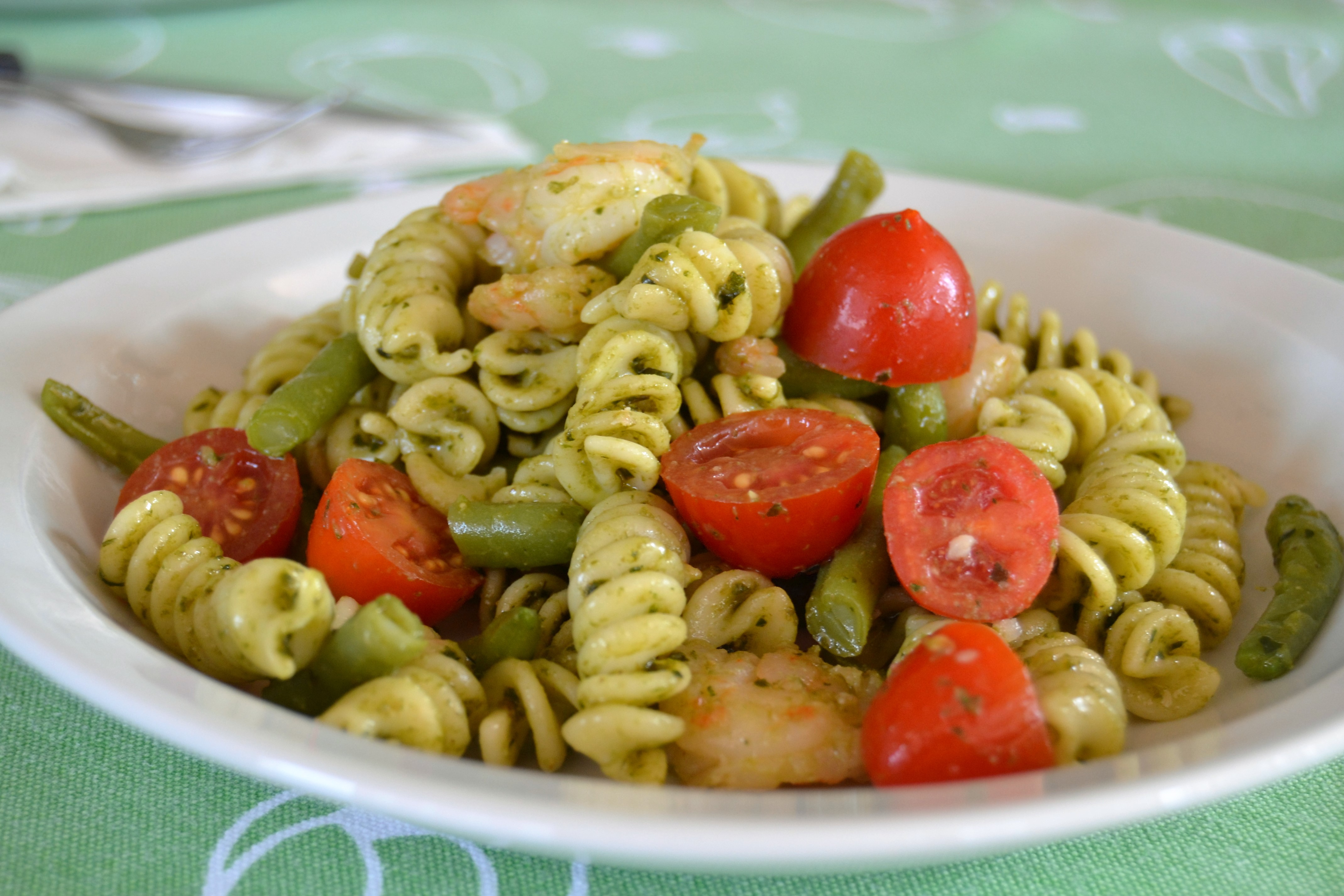 Pasta fredda al pesto di basilico con fagiolini e gamberi