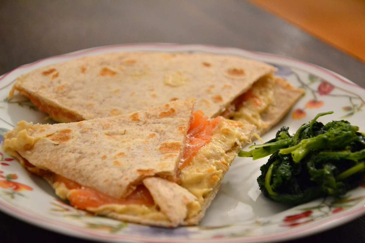 Piadina di farro con crema di melanzane e salmone