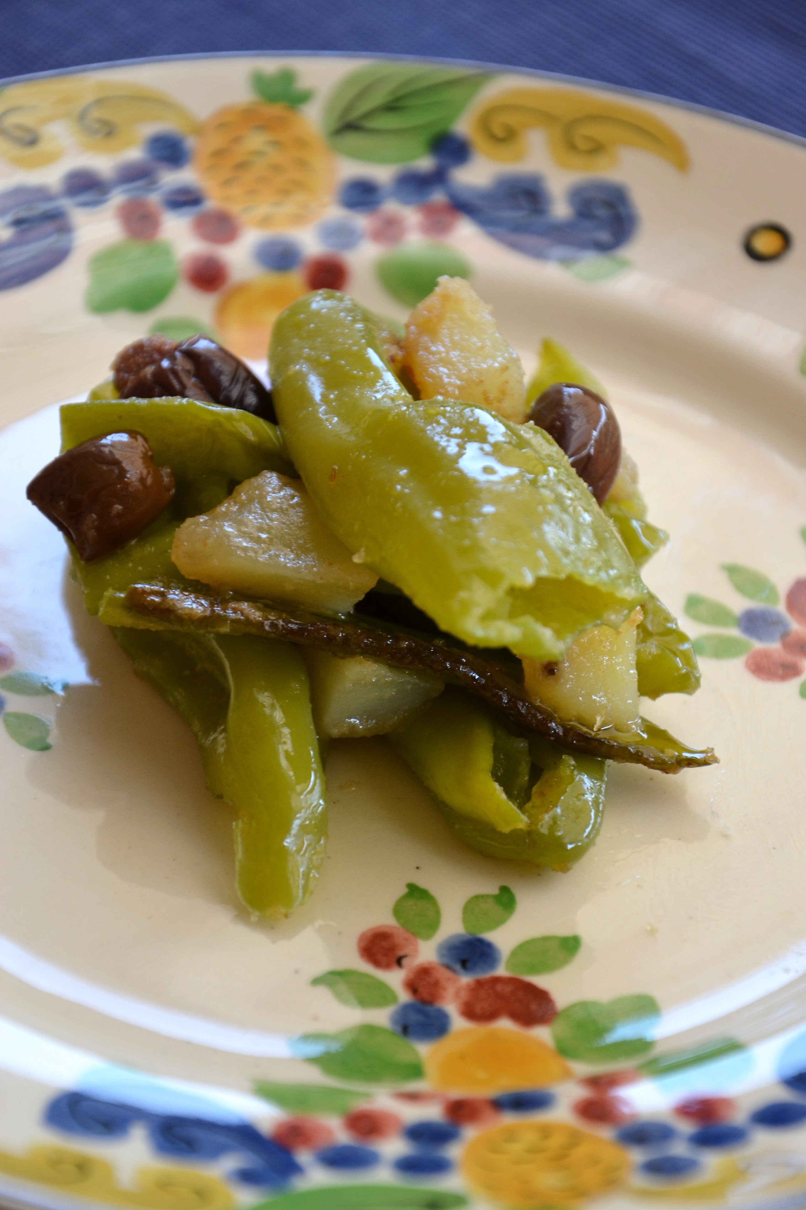 Peperoni friggitelli con patate ed olive