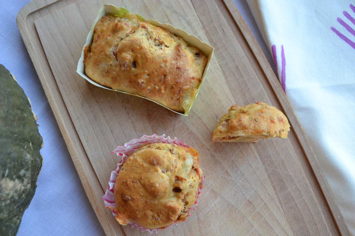 Muffin con pomodori secchi, wurstel al prosciutto cotto e scamorza