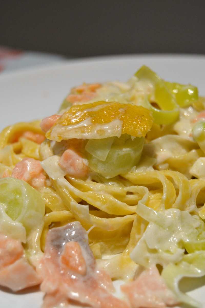 Tagliolini al salmone con porri e scorza di limone