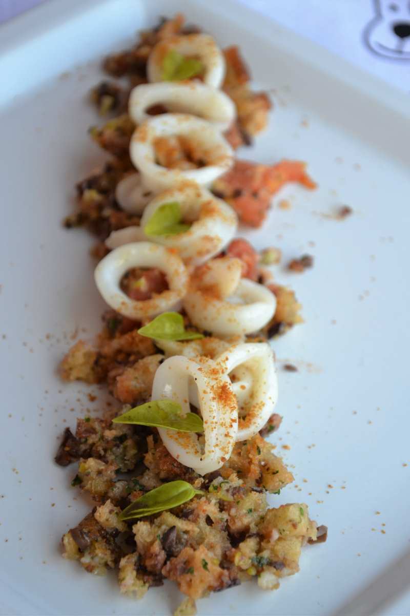 Calamari su letto di olive, bottarga e pecorino