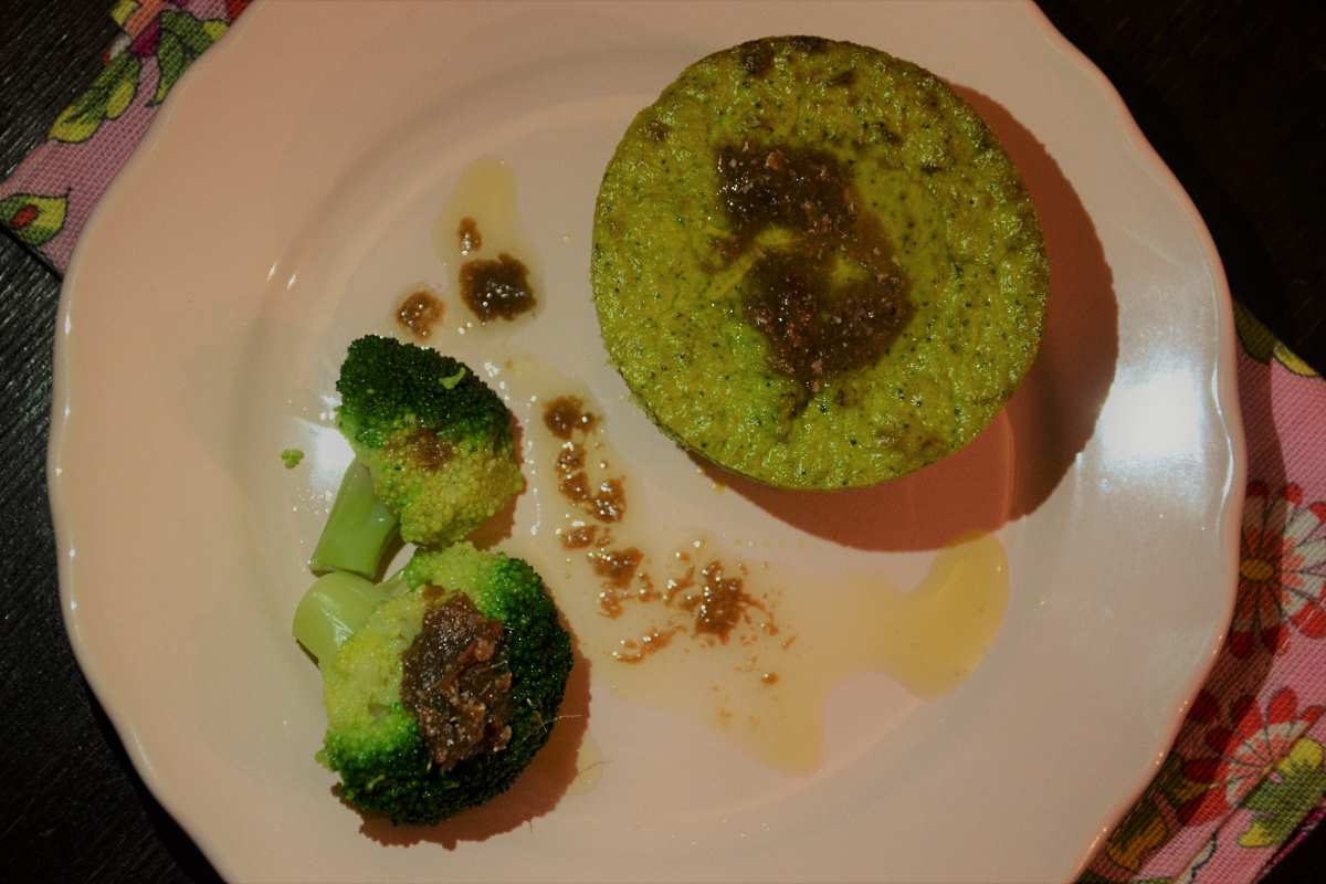 Tortino di broccoli con salsa di acciughe