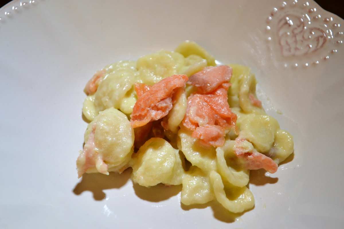 Orecchiette zafferano, porri e salmone