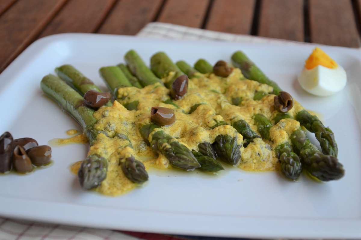 Asparagi con salsa gribiche