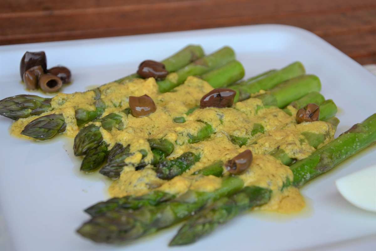 Asparagi con salsa gribiche