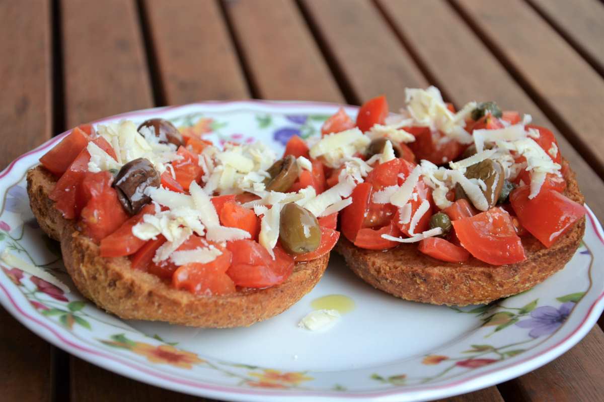 Friselle con pomodorini, ricotta salata ed olive taggiasche