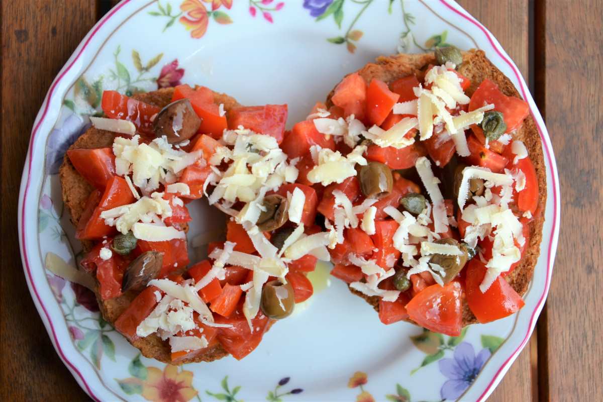 Friselle con pomodorini, ricotta salata ed olive taggiasche