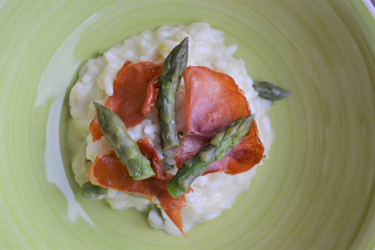 Risotto con asparagi e prosciutto crudo