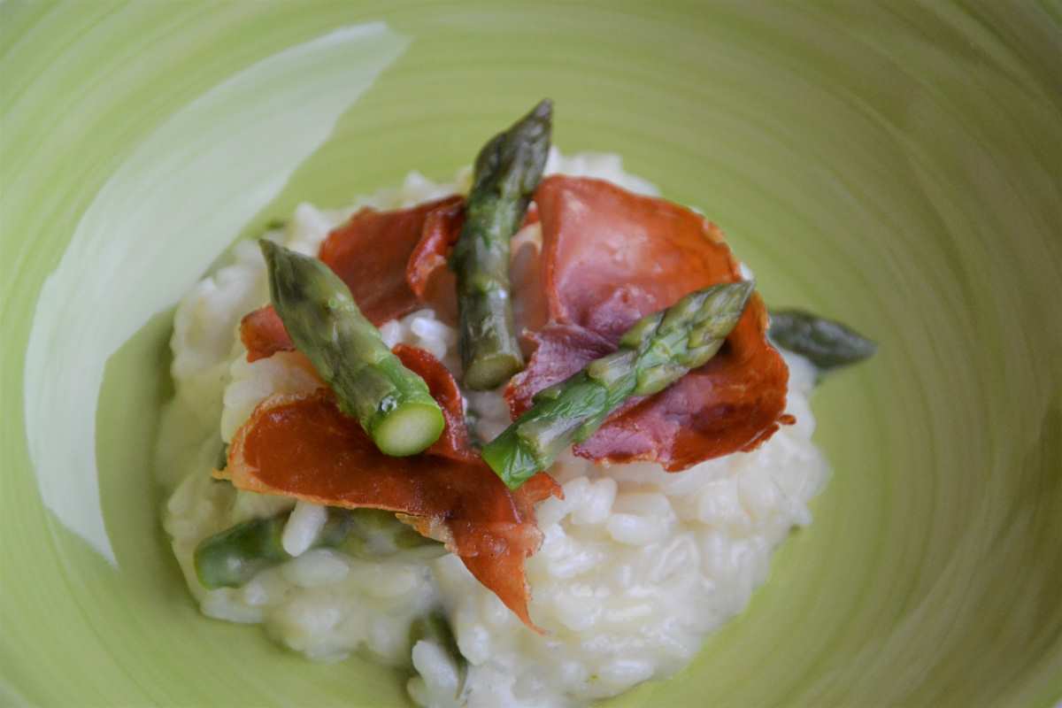 Risotto con asparagi e prosciutto crudo