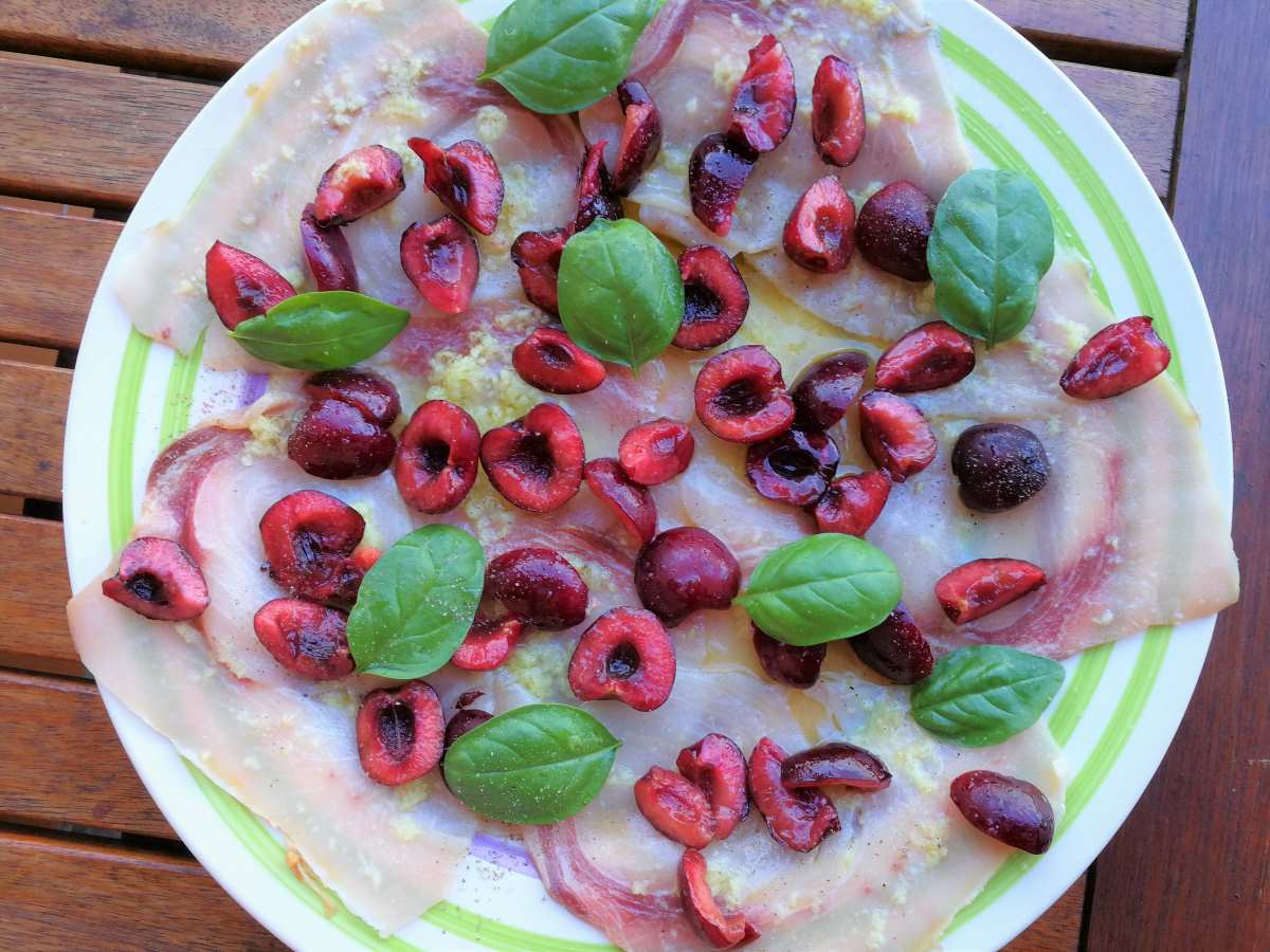 Carpaccio di pesce spada marinato allo zenzero e ciliegie