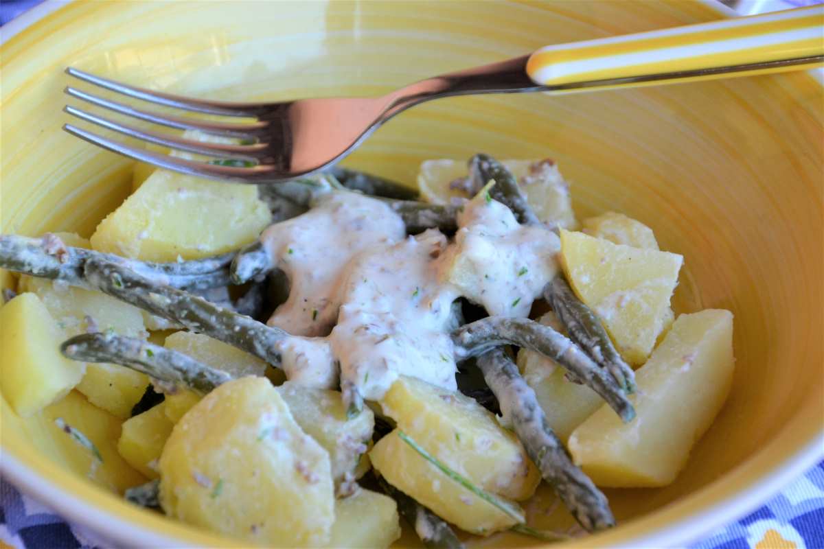 Insalata di fagiolini e patate con salsa al formaggio fresco