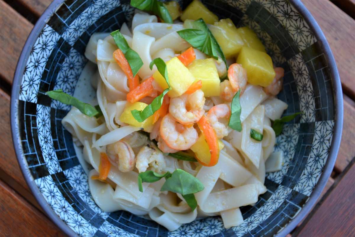 Noodles di riso con ananas, gamberi e basilico