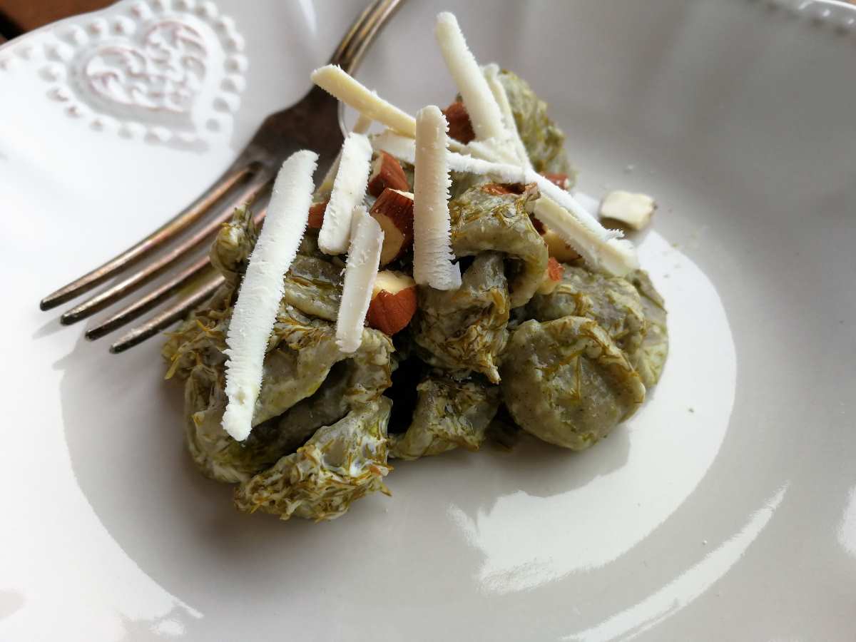 Orecchiette di grano arso con pesto di finocchietto, mandorle e ricotta salata