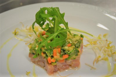 Tartare di ricciola e pesto di ortaggi estivi