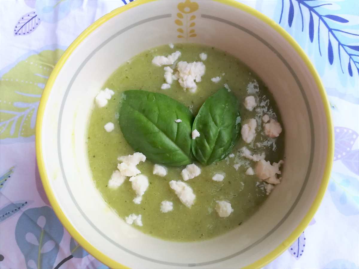 Vellutata fredda di zucchine, piselli e feta