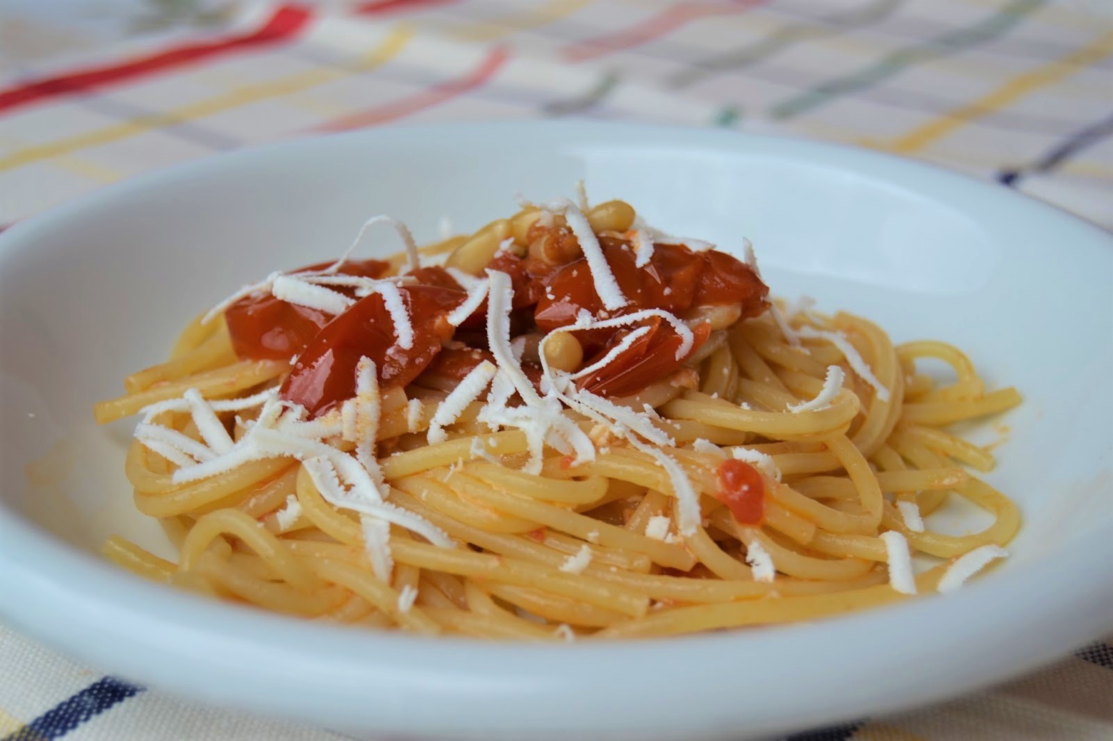 Spaghetti con pomodori Pachino, acciughe e pinoli