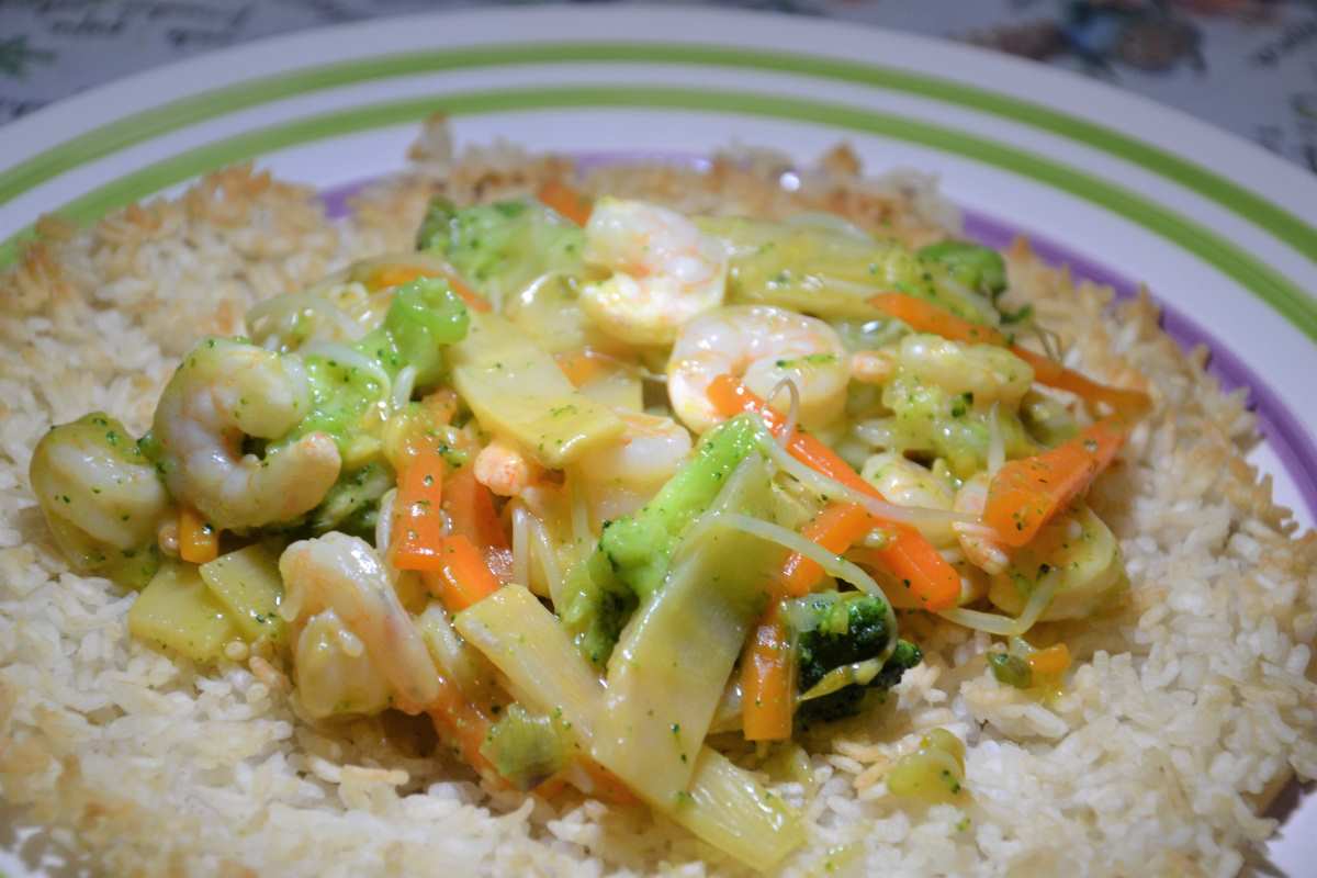 Cialda di riso croccante con verdure e gamberi saltati