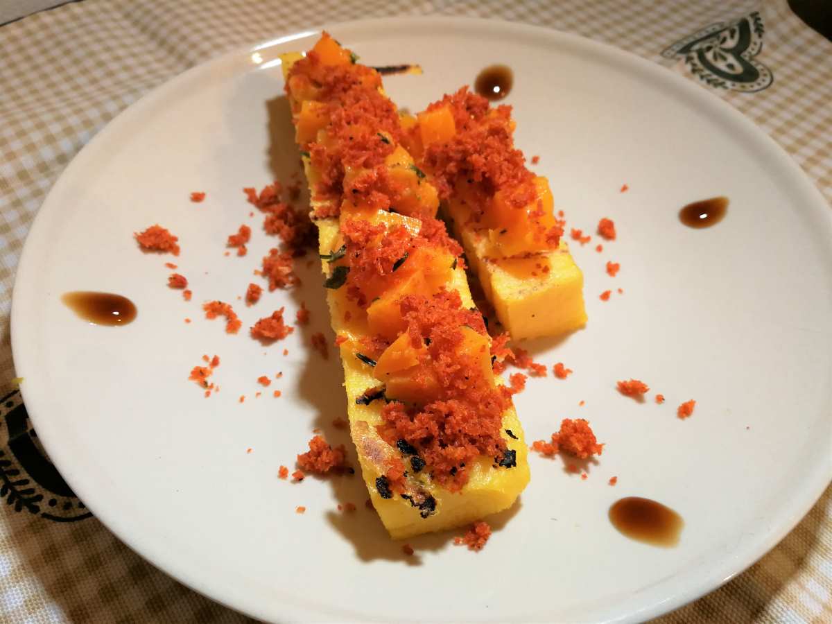 Crostoni di polenta con zucca e briciole di ventricina croccante