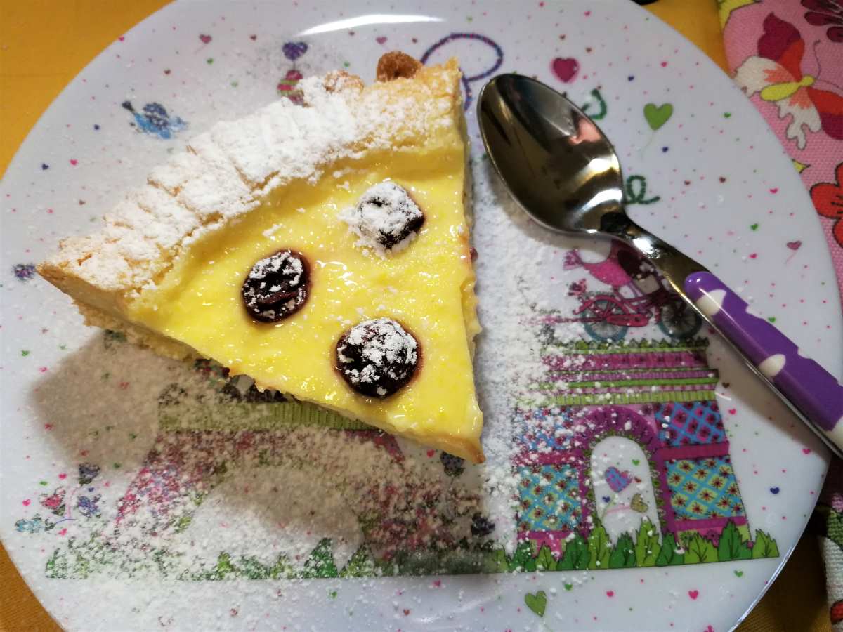 Torta della nonna con crema pasticcera ed amarene