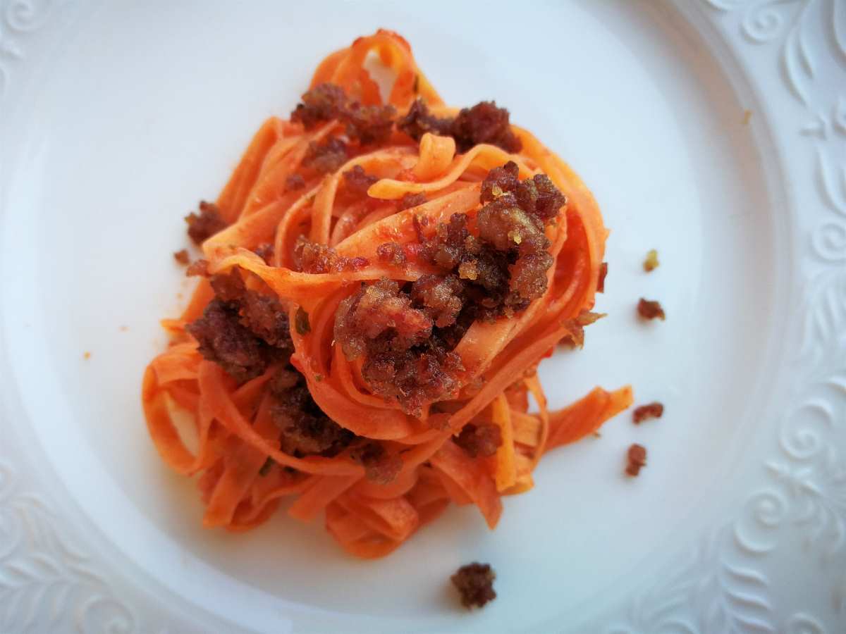 Fettuccelle di farina di lenticchie, pomodoro e briciole di cotechino