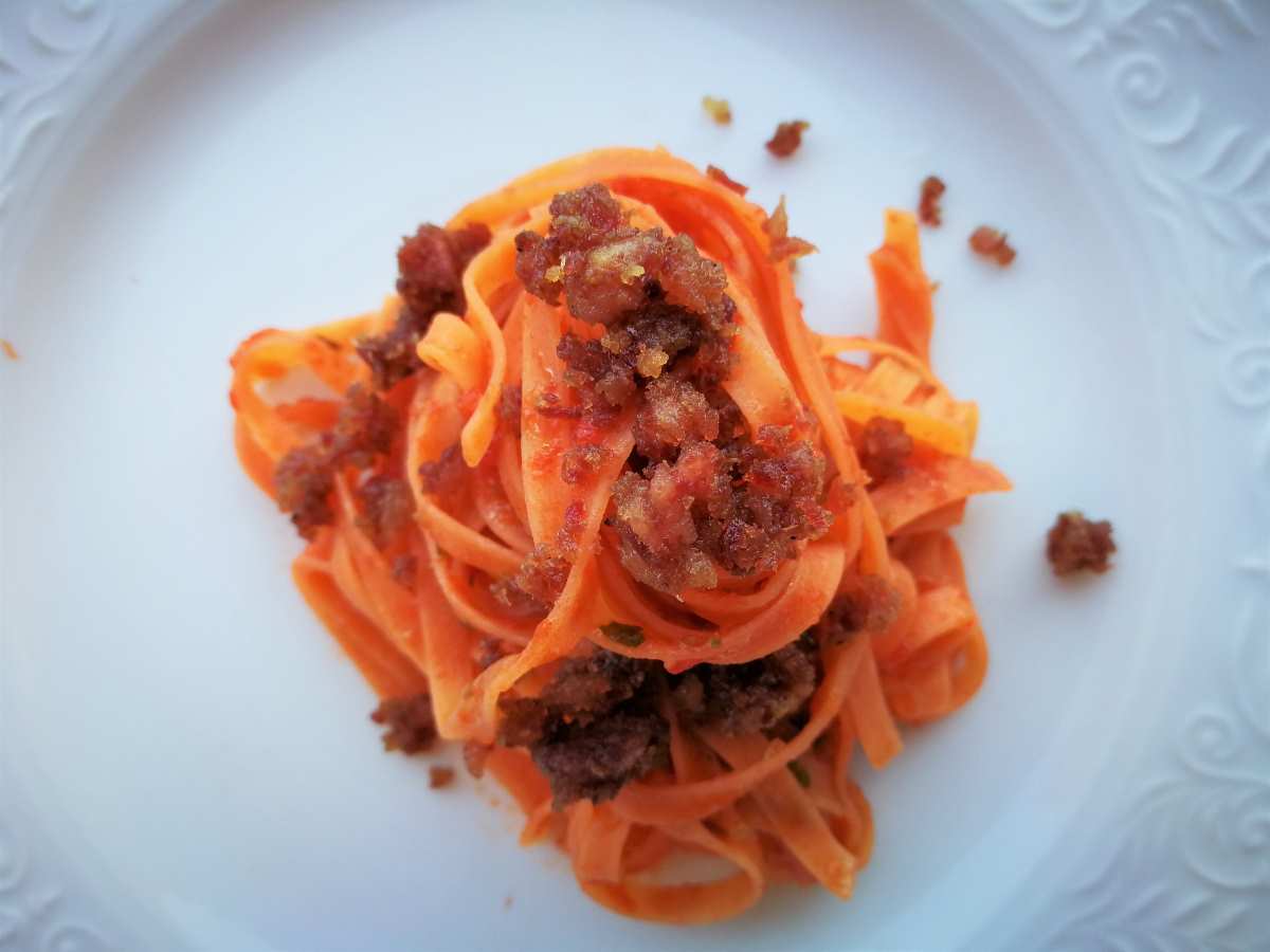 Fettuccelle di farina di lenticchie, pomodoro e briciole di cotechino