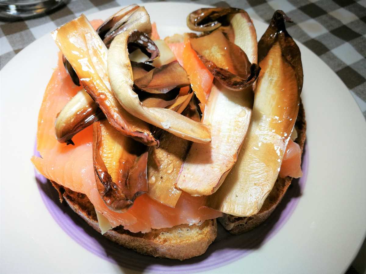 Crostini con radicchio tardivo e salmone affumicato