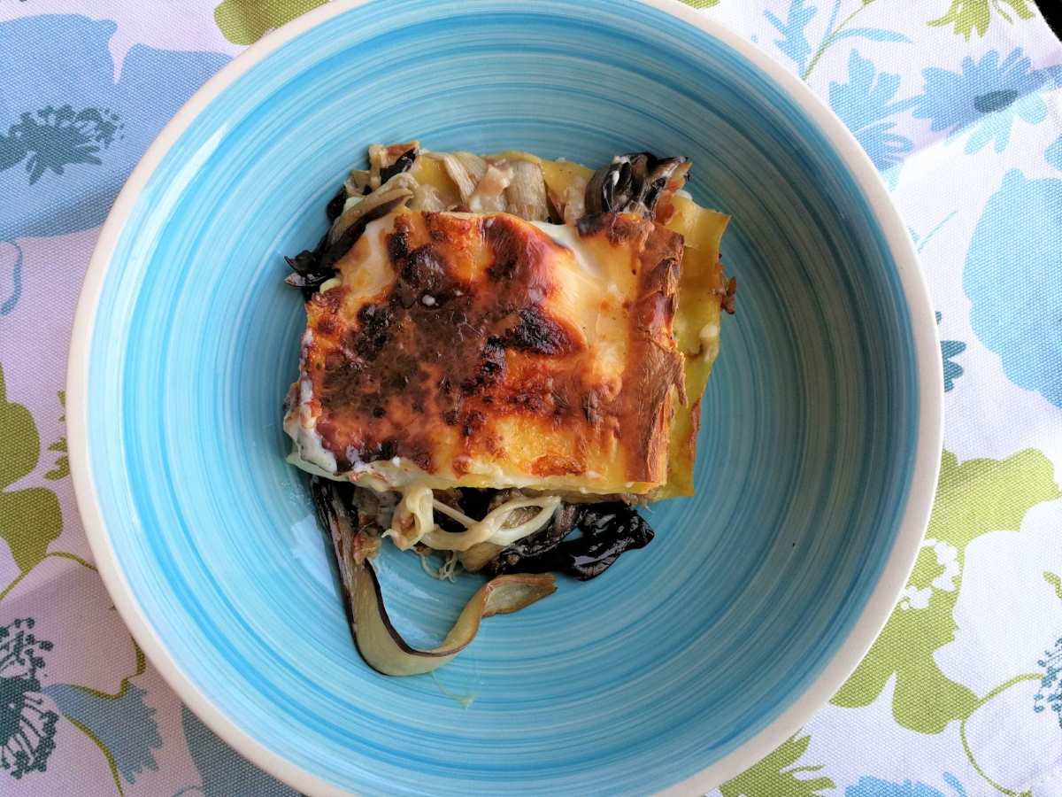 Lasagne con radicchio tardivo, noci e pancetta croccante