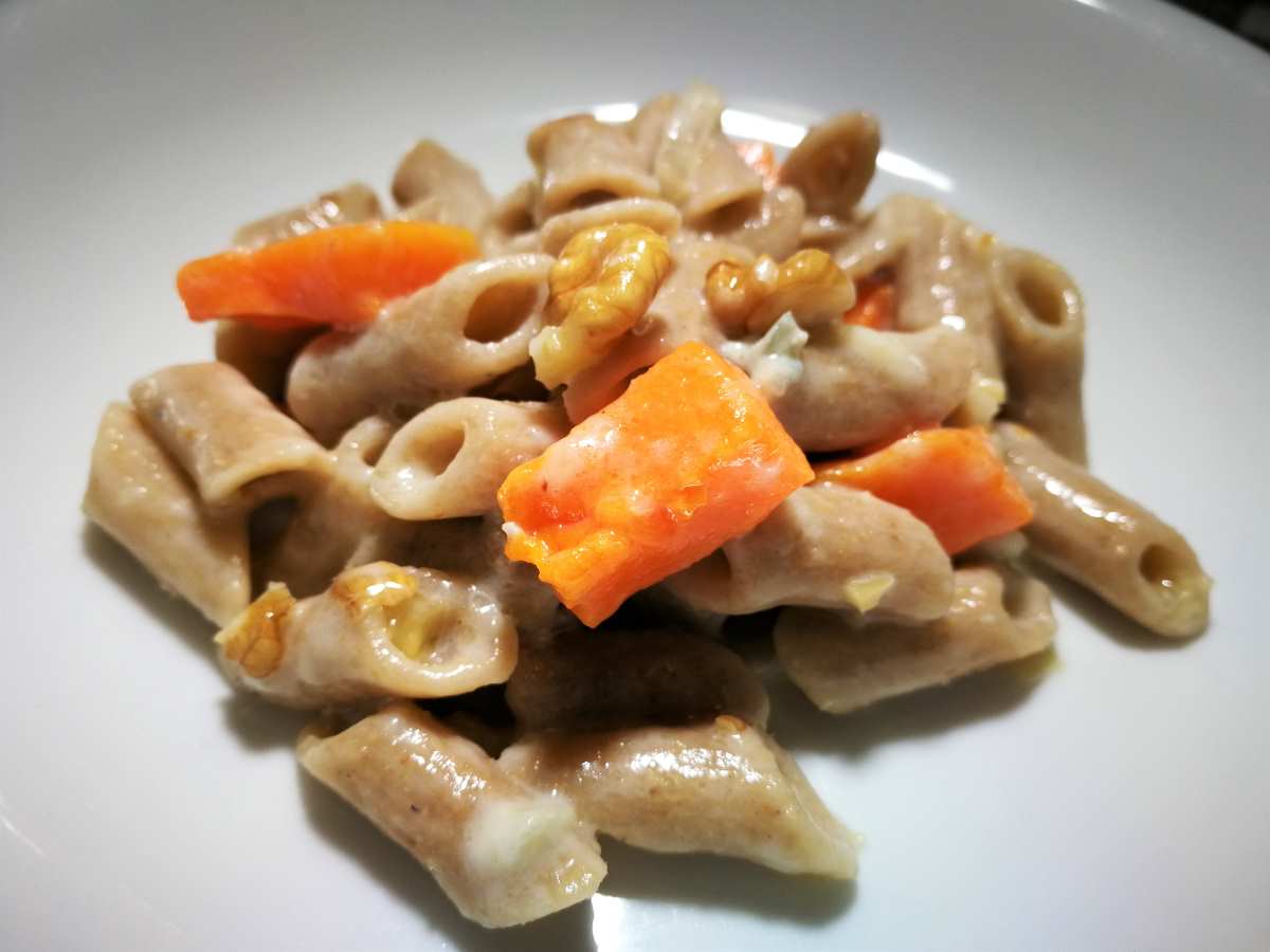 Pasta con zucca, noci e crema di gorgonzola