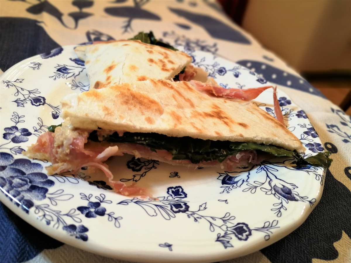 Piadina con hummus di ceci e paprika e prosciutto crudo